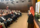 Yazar Saliha Erdem kitabını imzaladı